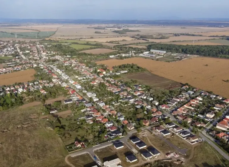 Légifelvétel a mezőgazdasági és erdőterületekről Križovany nad Dudváhomnál a faluval.