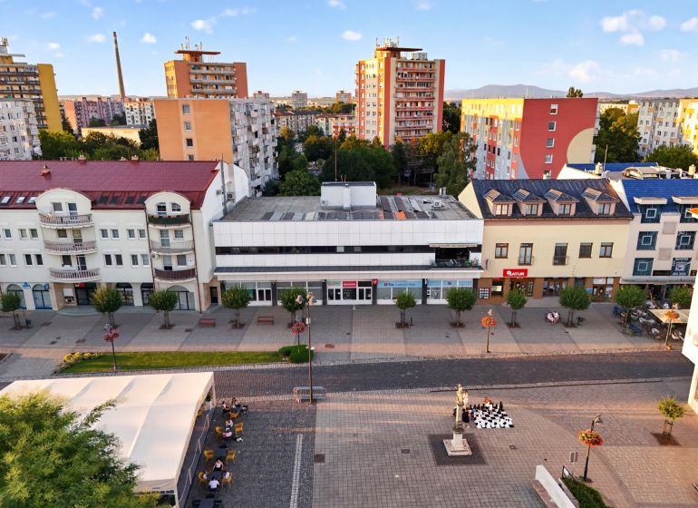 Kilátás az üzlethelyiségekre a M.R. Štefánik utcában, Topoľčanyban.