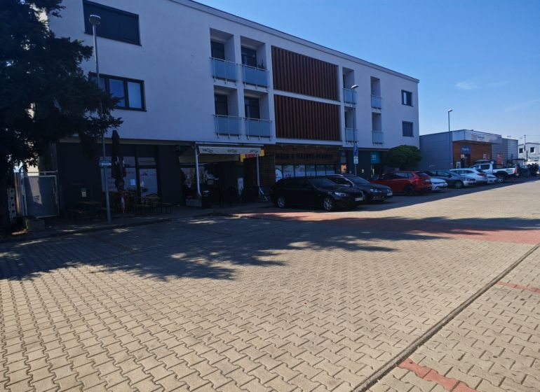 Épület a Senická utcában, Rohožníkban, parkolóhelyekkel az előtérben.