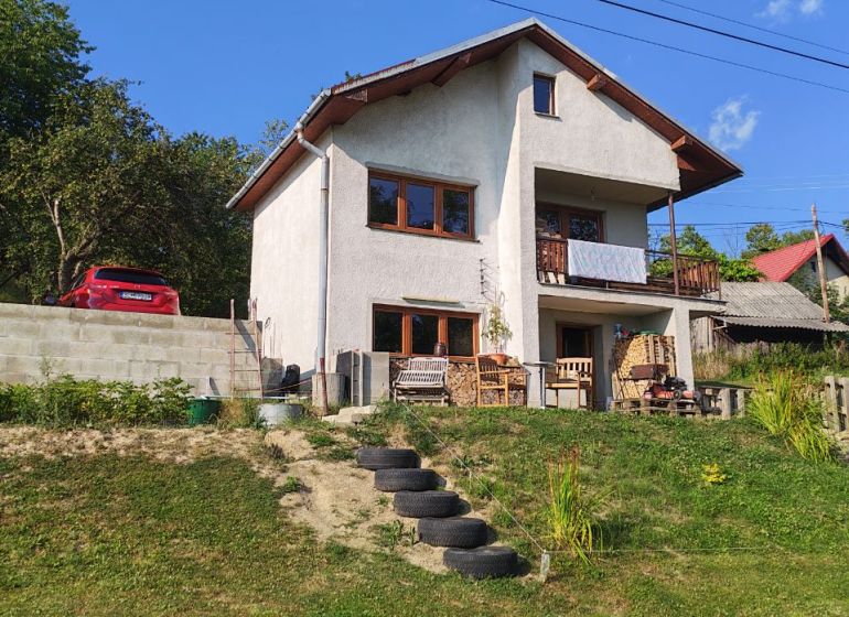 A Pivnička utca 430 szám alatti családi ház Hriňovában a lejtőn, gumiabroncsokból készült lépcsőkkel.