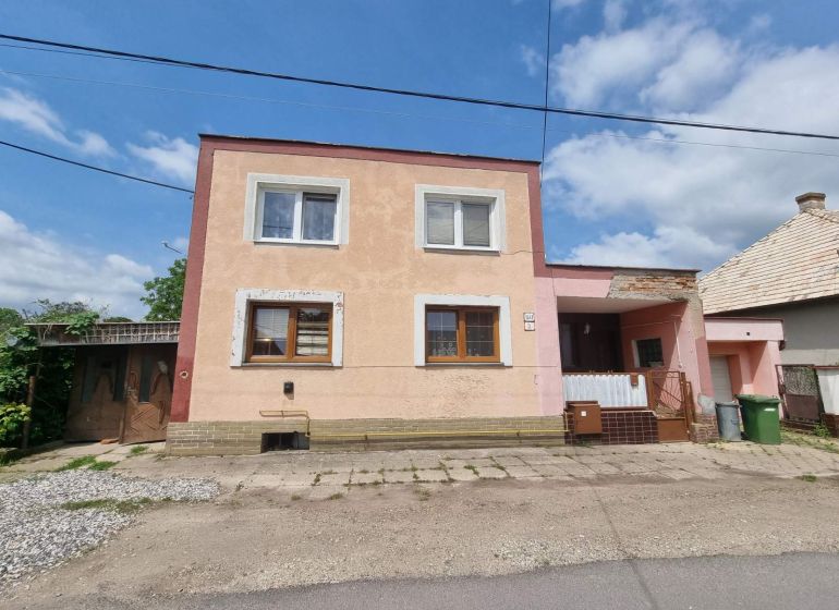Családi ház a Šípošová utcában, Ipolyságon, kétszintes homlokzattal és garázzsal.