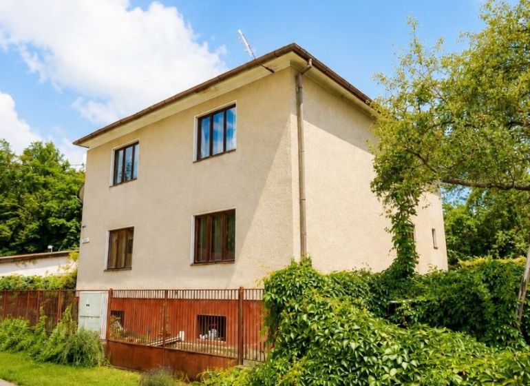 Családi ház a Pod Laščeky utcában, Zsolnán, zöld növényzettel körülvéve.