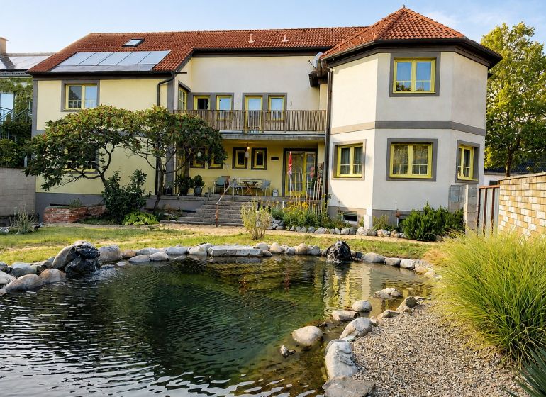 Családi ház Podersdorf am See-ben nagy kerttel, halastóval és napelemekkel.