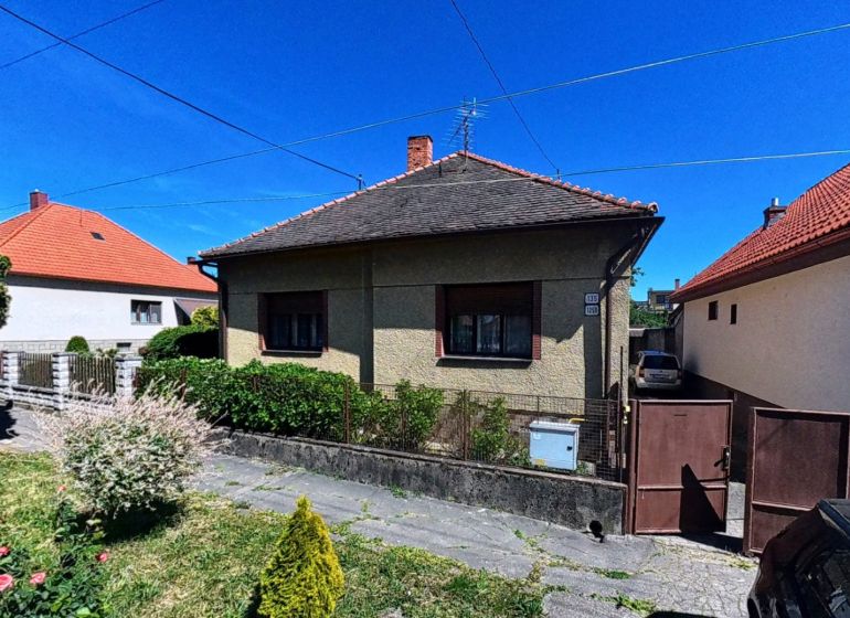 Családi ház Sládkovičova 135 alatt, Aranyosmaróton, kerttel és autóval.