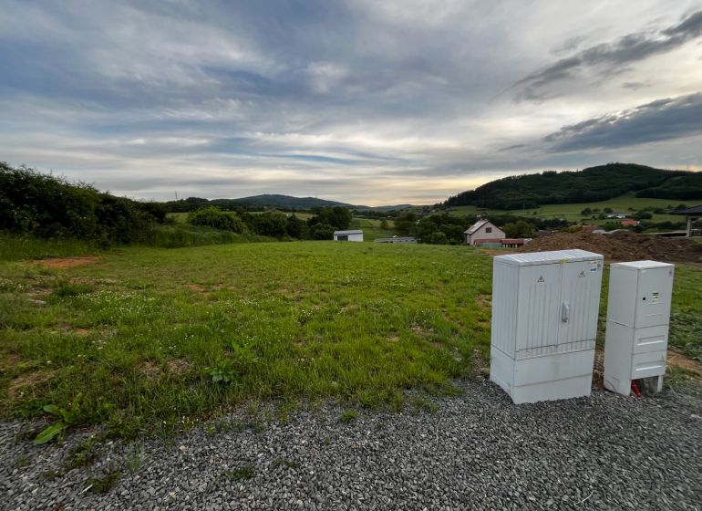 Telkek - lakóhely Stožkon, kilátással a dombokra és zöld rétekre.