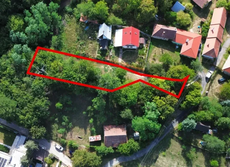 Légi felvétel a Kolačna kertekben található parcelláról, amelyet zöldterület és ingatlanok vesznek körül.