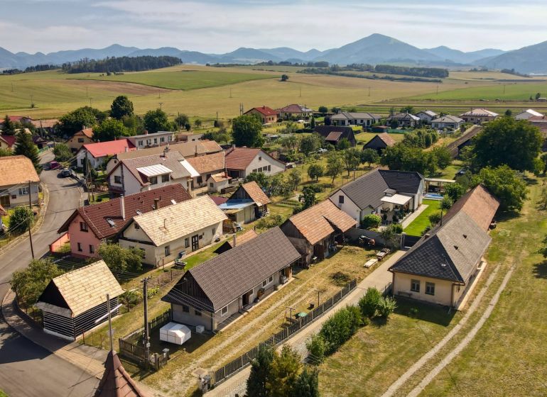 Žabokreky: Családi házak panorámája vidéki jelleggel és háttérben dombokkal.