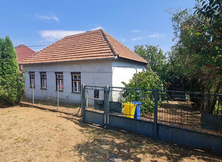 Családi ház Dolné Otrokovce-ban kerítéssel és kerttel napos telken.