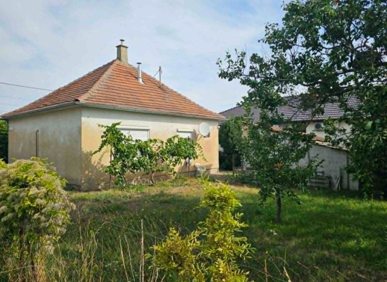 Családi ház a Dvorčanská utcában, Alsó-Krškanyban, füves kerttel és szőlővel.