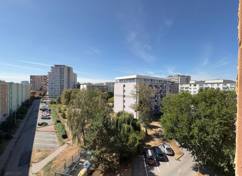Kilátás a lakóházakra és fákra a Kassai Stromová utcában, Óváros.