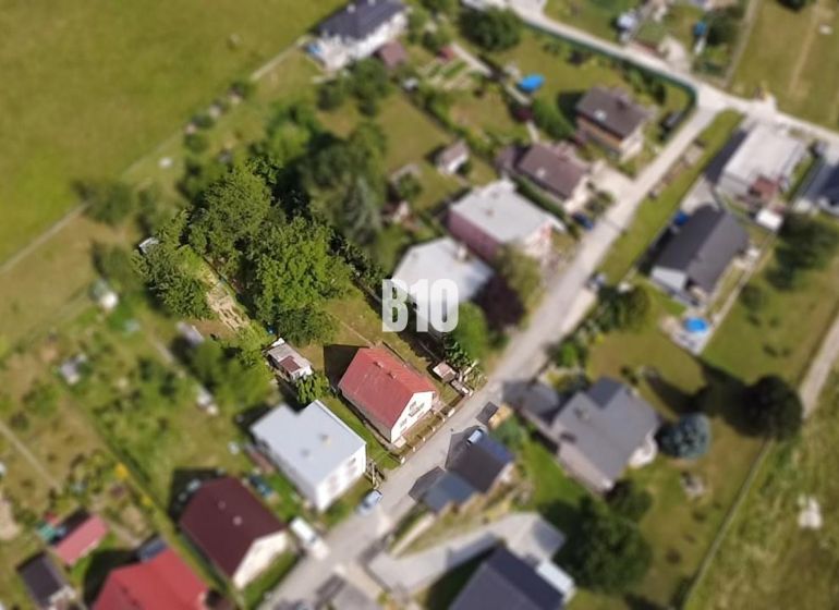 Családi ház madártávlatból Považská Bystricán, zölddel és más házakkal körülvéve.