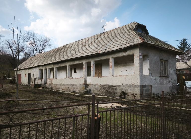 Családi ház Tučekova utcában Nagykürtösön régi tetővel és kerttel.