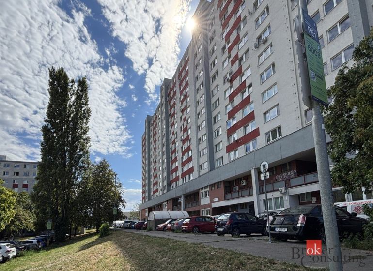 Kilátás a Šustekova utcai lakóházra Pozsony-Petržalkán, a garzonlakás közeli parkolót kínál.