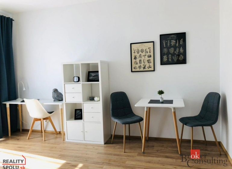 1 szobás lakás belső tere fa dekoros padlóval és stílusos székekkel.