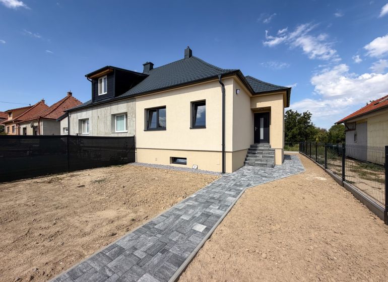Családi ház a Nyitrai Trnavská utcában, bejárati úttal és udvarral.