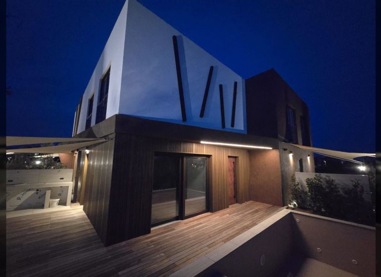 Modern építészetű villa fa dekorációjú padlóval.