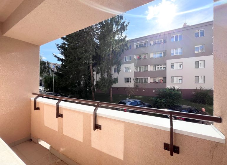 A Švermova utcai 3 szobás lakás erkélye, Trencsén, kilátással a környező épületre.
