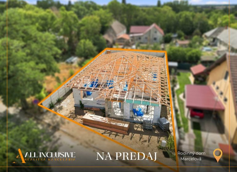 Marcelházán épülő családi ház kész fa tetőszerkezettel.