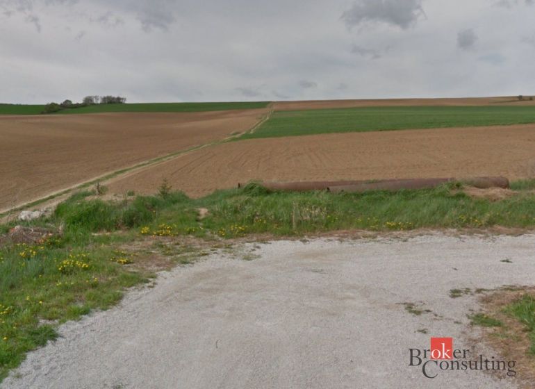 Földterület Lužianky közelében, lakóövezeti telkek számára alkalmas, háttérben mezővel és rétekkel.