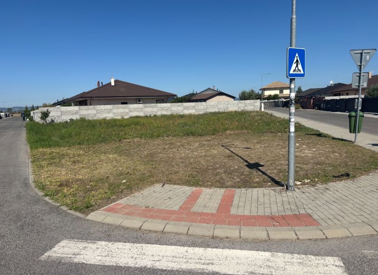 Lakótelek Pozsonyhoz közeli Mostban, saroktelek kijelölt átjáróval.