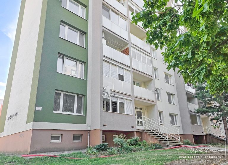 A Jiráskova utcai lakóház Trnavában, amelyet zöldövezet vesz körül, 2 szobás lakásokat kínál.