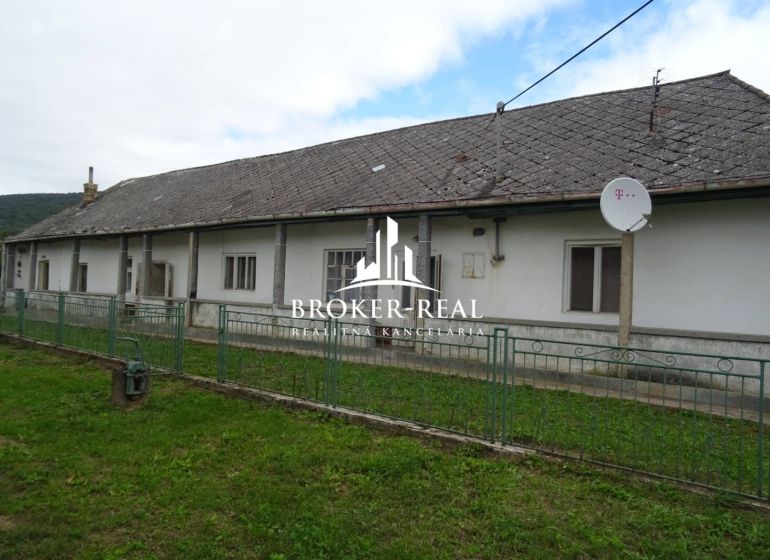 Családi ház Csernőköben, zölddel körülvéve, műholdantennával a tetőn.