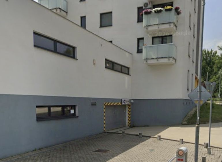 A Banská Bystrica-i Švermova utcai garázsok bejárata, a lakóház mellett.