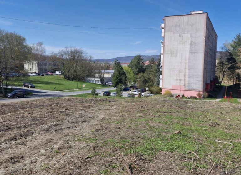 Nagykeresztúron, a Vasút utcán láthatók a kereskedelmi telkek.