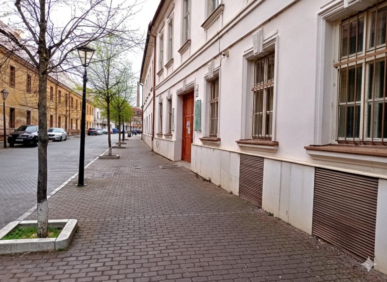 Františkánska utca Trnaván történelmi épületekkel és fákkal az irodák mellett.