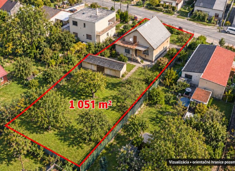 Családi ház légifelvétele 1051 m²-es telekkel a Družstevná utcában, Dubnica nad Váhom.