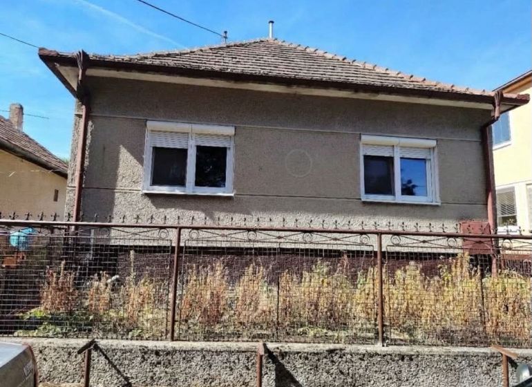 Családi ház Tardoskedden, a Tardoskeddi utcán, klasszikus tetővel és kerttel.
