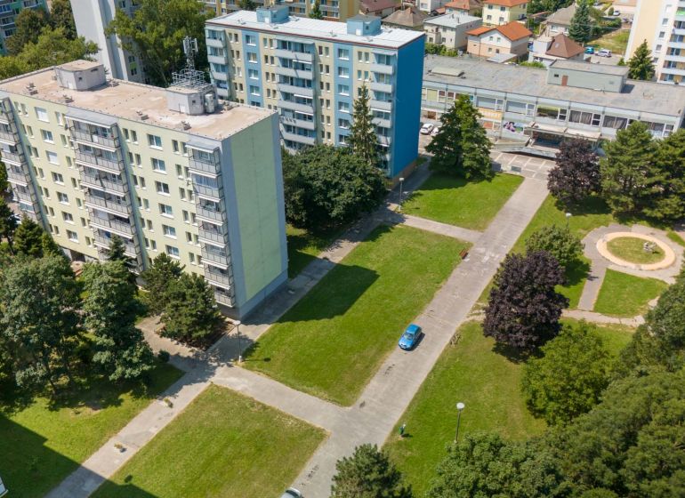 Panelházak és zöldterület a május 8. utcában, Pöstyénben.