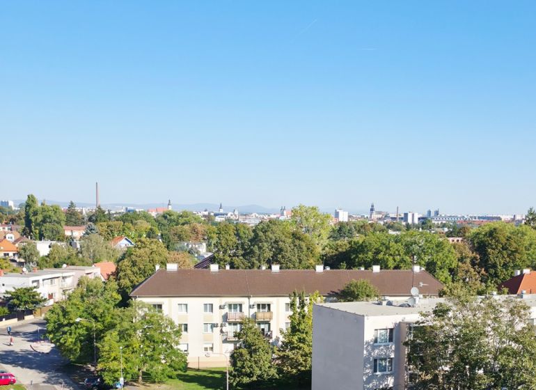 Kilátás egy lakónegyedre és zöldövezetre, Trnava, magasságból, alkalmas egy 3 szobás lakás számára.