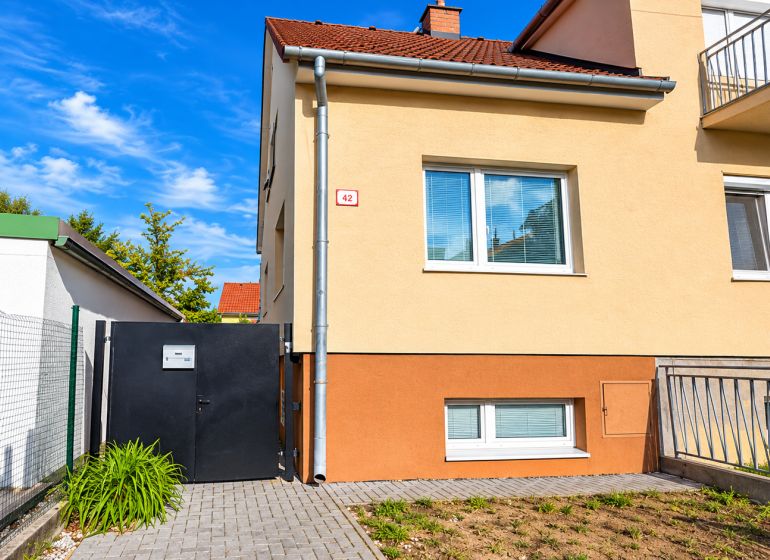 Családi ház a Kupeckého utcában, Pöstyénben, bekerített udvarral és bejárati kapuval.