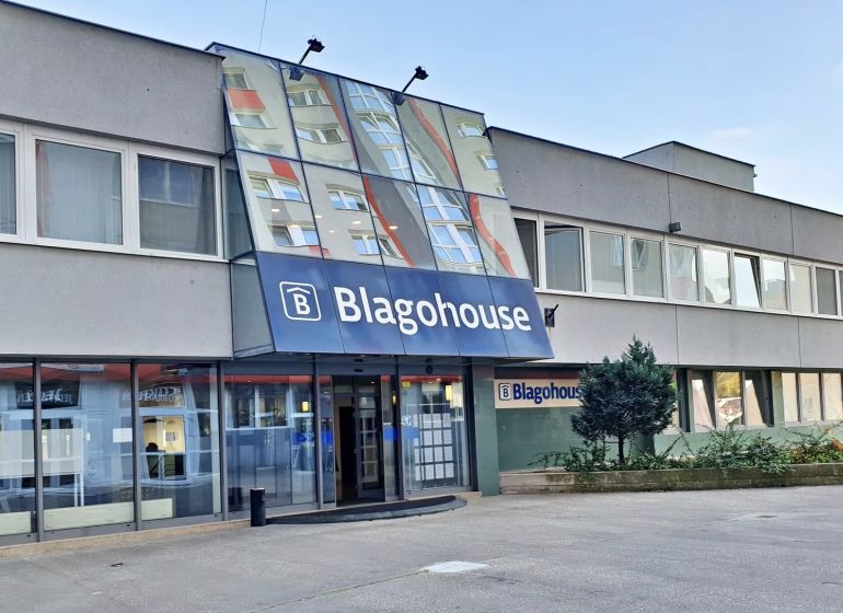Üzlethelyiségek a Blagoevova utcában, Pozsony-Petržalkán, Blagohouse felirattal.