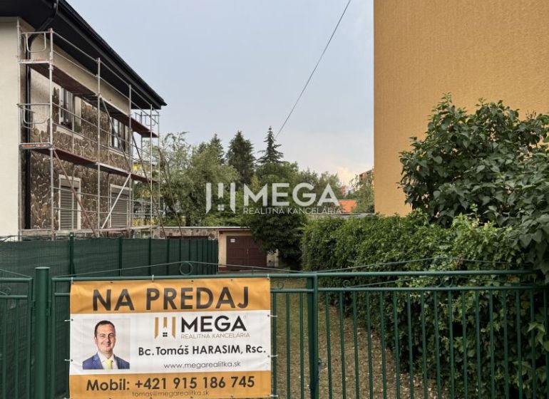 A Felszabadítók utcájában, Homonnán garázsok eladók.