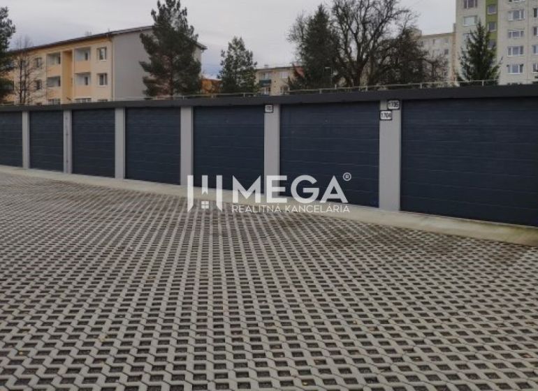 Garázsok a Humenné-i Laborecká utcában szilárd burkolatú parkolóval és környező növényzettel.