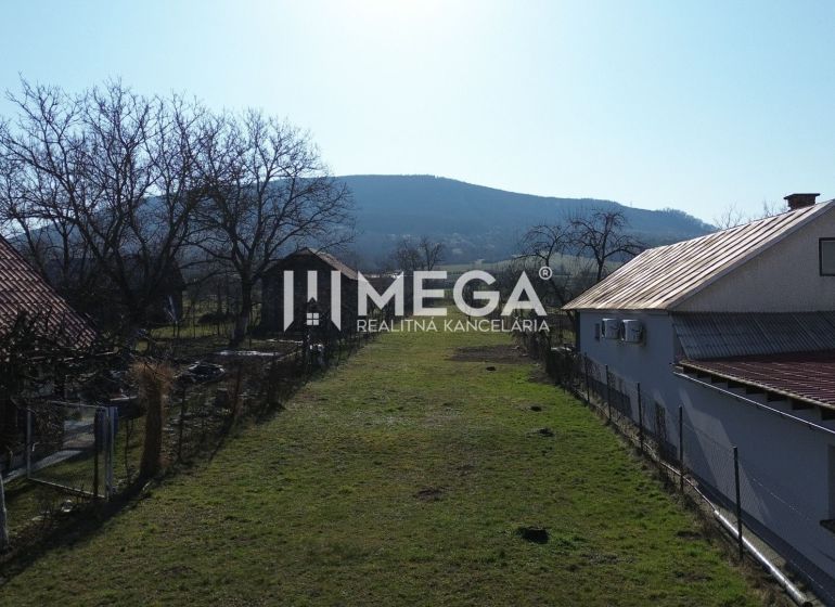Kilátás Ptičieről Ptičie felé - lakóterületek kilátással a hegyekre.