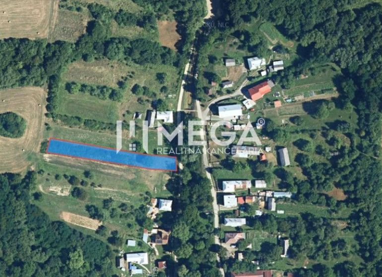 Légi felvétel a Vyšné Ladičkovce-i lakóterületekről, amelyeket mezők és erdők vesznek körül.