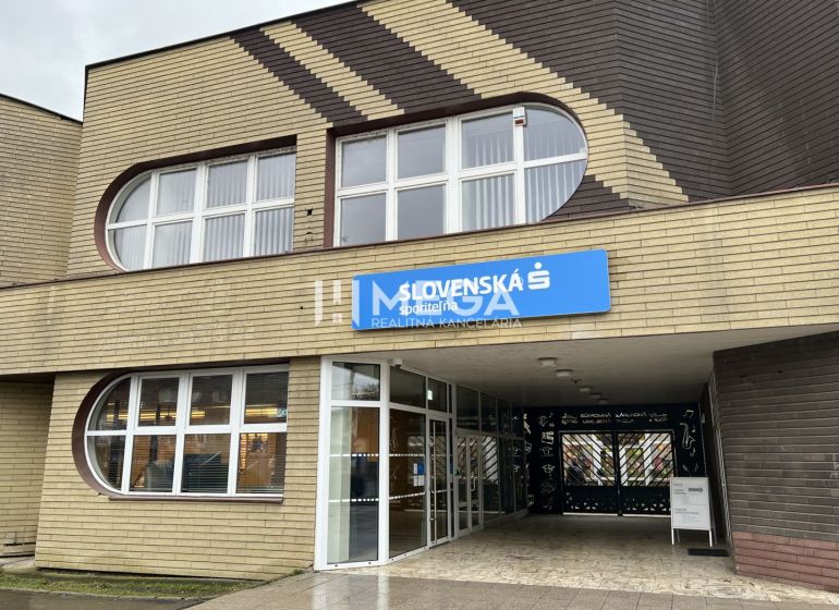 A Stropkovi Fő utcán található irodák külső része, ahol a dominánsak az íves ablakok.