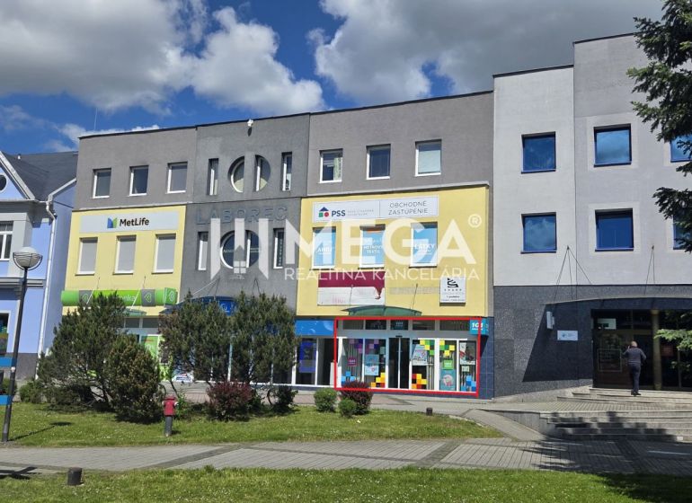 Üzlethelyiségek a szabadság téren Homonnán, modern homlokzatok és kirakatok.