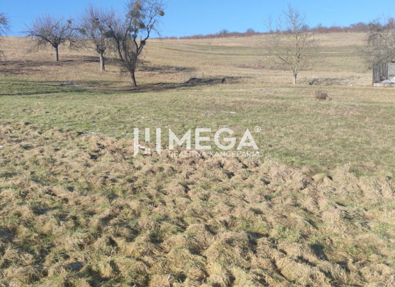 Gyepes telek a Brestovská utcában, Humennéban, lakóépítésre alkalmas.