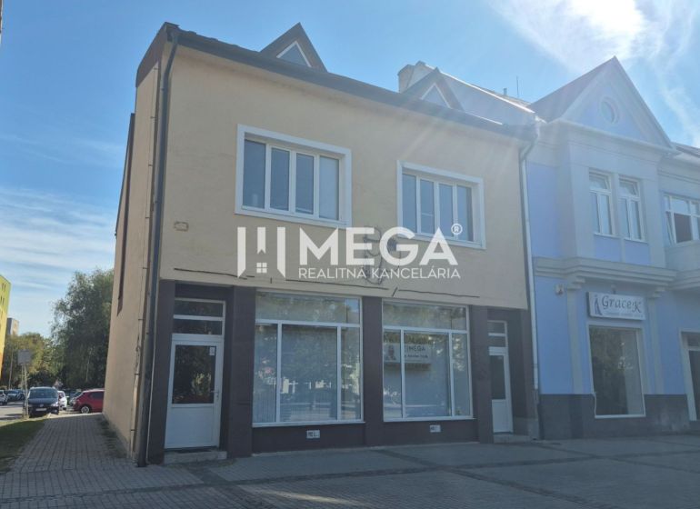 Üzlethelyiségeket tartalmazó épület a Szabadság téren, Homonnán.