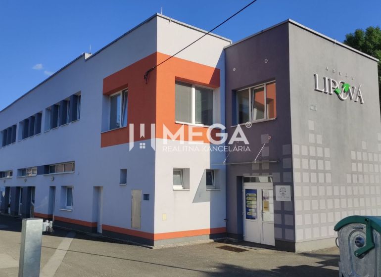 Irodaház a Lipová utcában, Homonnán, tiszta homlokzattal és parkolóval.