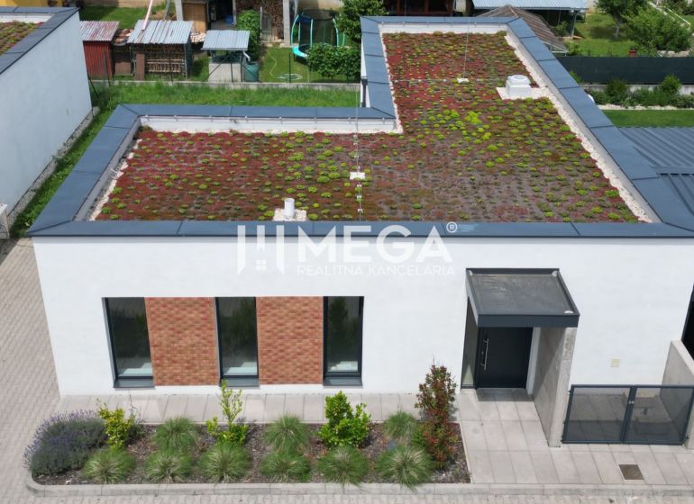 Családi ház a Humenné Gesztenye utcában extenzív zöldtetővel és parkolóhellyel.
