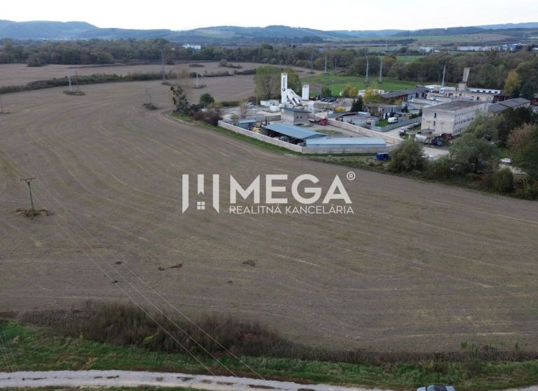 Kiterjedt mezők Jasenov szélén egy épülettel. Különleges ingatlanok Jasenovban.