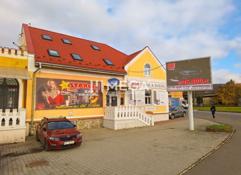 Épület hirdetésekkel a Humenné-i Állomás utcában, az irodák mellett.