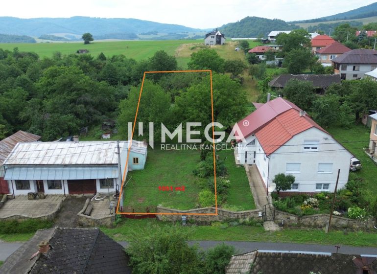 Telek Oľšinkovóban lakhatásra alkalmas, zöldövezet veszi körül és közeli házak találhatók.