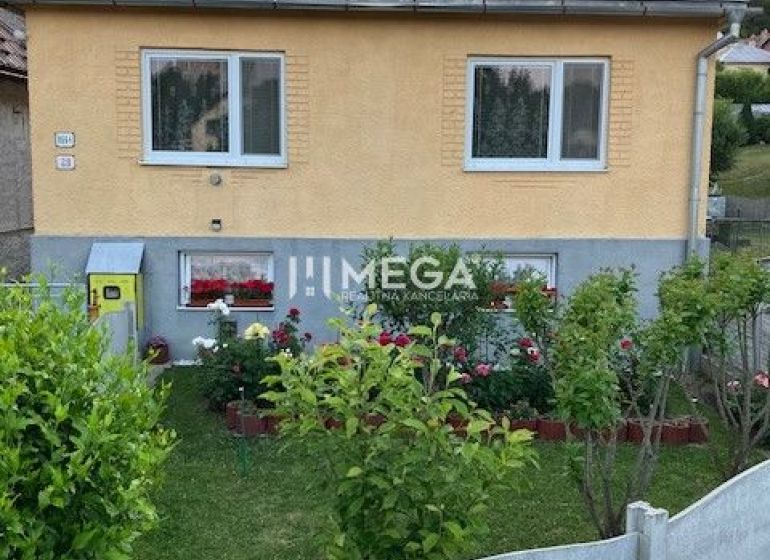 Családi ház a Jesenského utcában, Szinnán, szépen rendezett kerttel és virágokkal.