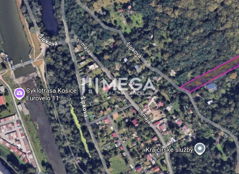 Kilátás felülről a telkekre - lakóhely a Kassa IV-ben található Szeder utcán, zöldövezettel körülvéve.